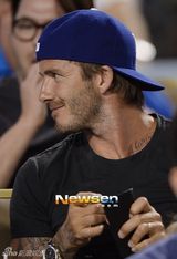 组图：小贝化身奶爸哄女儿 小七捏脸抢帽玩老爸