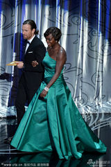 组图：伊万-麦克格雷格与维奥拉-戴维斯颁奖