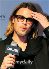 组图：布莱德皮特亮相《点球成金》韩国红地毯