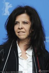 组图：《黑血》发布 导演斯鲁奇尔拄拐宣传