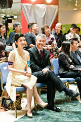 组图：黄奕呼吁关助艾滋母亲 称事业至上不敢爱