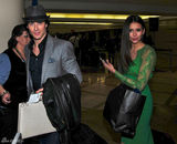 高清图：美剧情侣档妮娜-杜波夫和伊恩现身机场