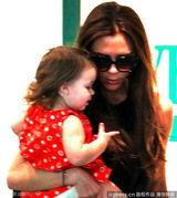 组图：辣妹抱女儿上街 小七露肉腿古灵精怪