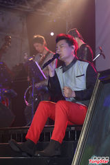 组图：张信哲睽违七年台北开唱 邀萧煌奇尬美声