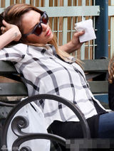 组图：阿尔芭尽显辣妈本色 当众脱衣胸部狂走光