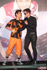 组图：杜德伟罗志祥相见欢 台上搞笑玩互亲