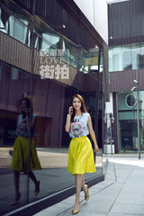 明星爱街拍：张俪微笑诠释Fashion Lady