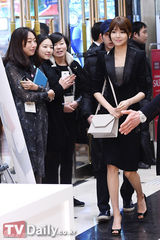 组图：少时秀英出席粉丝签名会 黑套装衬气质