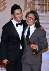 组图：金鸡百花节颁奖礼后台 众星亲吻奖杯