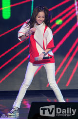 组图：2NE1携EpikHigh等唱响StayG演唱会