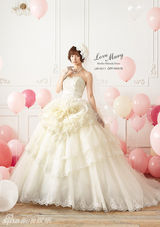 组图：筱田麻里子自创婚纱品牌唯美梦幻