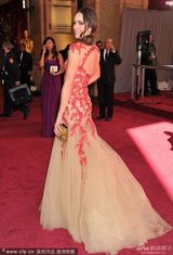 组图：露易丝-罗绣花纱裙美艳亮相奥斯卡红毯