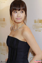 组图：f(x)队长宋茜柔美亮相　抹胸装性感可人