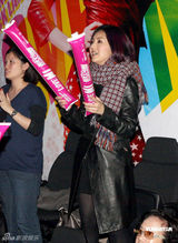 幻灯图：梁洛施产后公开现身 素颜助阵郑秀文个唱