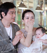 独家：罗嘉良苏岩女儿百日宴 三口相拥落泪(图)