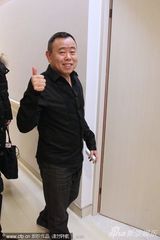 组图：潘长江升级做姥爷 产房陪女儿高兴竖拇指