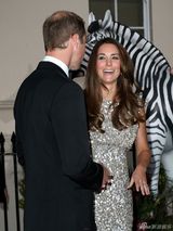 组图：凯特产后亮相慈善活动 银亮片裙光彩照人