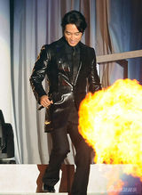 幻灯图：张东健李秉宪宋承宪元彬四大天王日本聚首