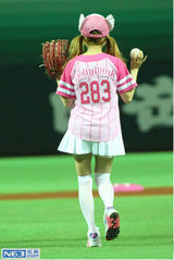 组图：模特益若翼为棒球赛开球 点燃赛场氛围