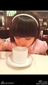 组图：王诗龄纽约登T台 小公主不改吃货本色