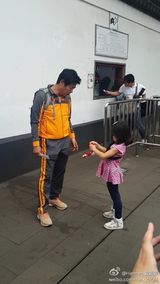 组图：韩版《爸爸》中国行 上海香港两地遭围观