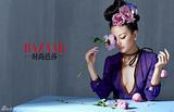 组图：赵薇登杂志封面 花团锦簇眼妆妩媚