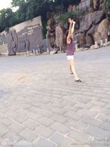 组图：李小鹏一家游长城 奥莉乖巧惹人爱