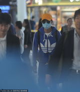 组图：文章独自现身机场 戴口罩帽子包裹严实