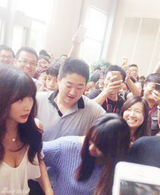 组图：柳岩低胸白裙 骑哈雷穿球服送快递人气旺