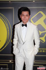 组图：李克勤出席TVB颁奖礼 张慧仪领衔M club