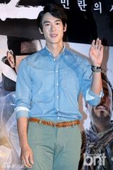 组图：韩星河智苑出席试映会 短裙露粗腿