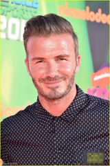 组图：贝克汉姆携爱子颁奖 父子被泼成小金人