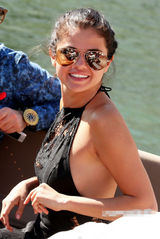 组图：赛琳娜与两猛男出海 镂空露背装遭偷瞄