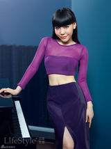 组图：吴莫愁黑白大片曝光 穿紧身裙半卧展优雅