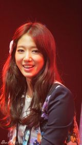 组图：朴信惠北京会粉丝 俏皮自拍频卖萌