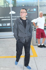 组图：《闯入者》亮相多伦多 王小帅现身机场