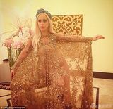 组图：Lady Gaga穿透视薄纱裙秀豪乳 变身优雅女神