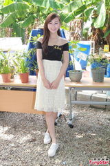 组图：钟嘉欣豪言收视30点穿高叉泳衣开派对