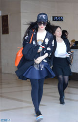独家：《X战警》范冰冰抵京 朋克装扮时髦俏皮