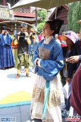 组图：刘诗诗拍新剧获人打伞伺候 霍建华压力大