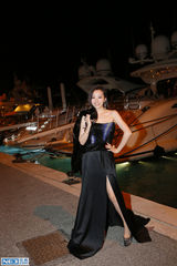 组图：张靓颖水晶礼服亮相戛纳 曳地长裙秀美腿