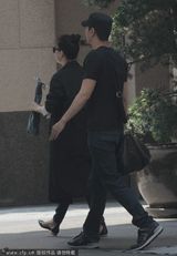 组图：赵又廷帮高圆圆买早饭 情侣装同出酒店