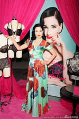 组图：脱衣舞娘蒂塔-万提斯雪肤迷人 印花裙裹胸红唇诱惑