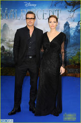 组图：朱莉长裙露背气质优雅 皮特搂爱妻秀恩爱