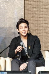 独家高清：金起范上海会粉丝 回归歌手身份催泪