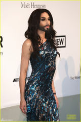 组图：胡子变装皇后闪亮现身 着晚礼服大秀曲线