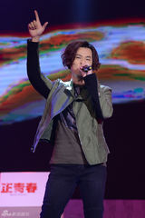 组图：李健回清华放歌 望学弟妹拥有年轻的心