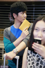 组图：张晓龙质感出行赴米兰 机场电酥师奶心