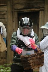 组图：萌娃独自出任务集市砍价 爸爸变装成妖怪