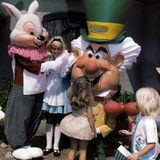 组图：迪士尼乐园旧照诡异 网友称被米老鼠吓哭